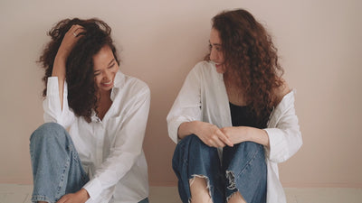 Två kvinnor använder Ovia och är glada